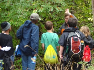 An OEC naturalist teaches 5th graders about bush honeysuckle as an invasive species. Photo by linda Fuselier. 